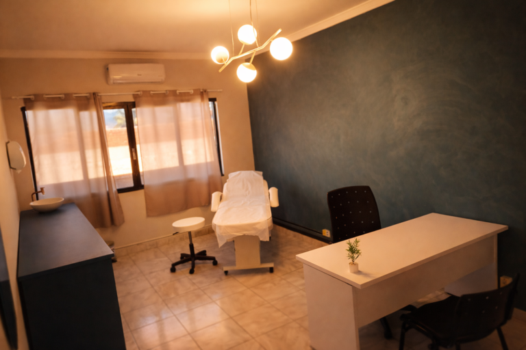 Sala de atendimento iluminada e acolhedora